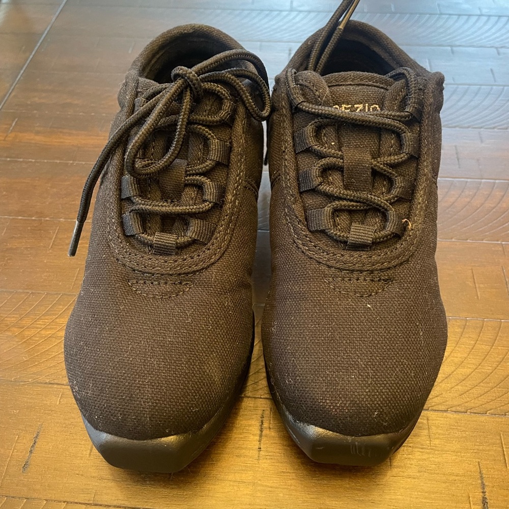 Capezio Girl's Canvas Dansneaker-Child Dance Sneaker
One size 1.5 and one size 4